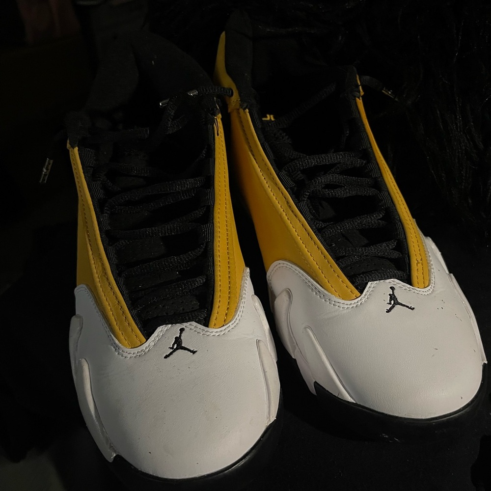Men's Yellow & White Jordan XlV Sneakers